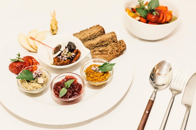 Stół z rozłożonymi potrawami