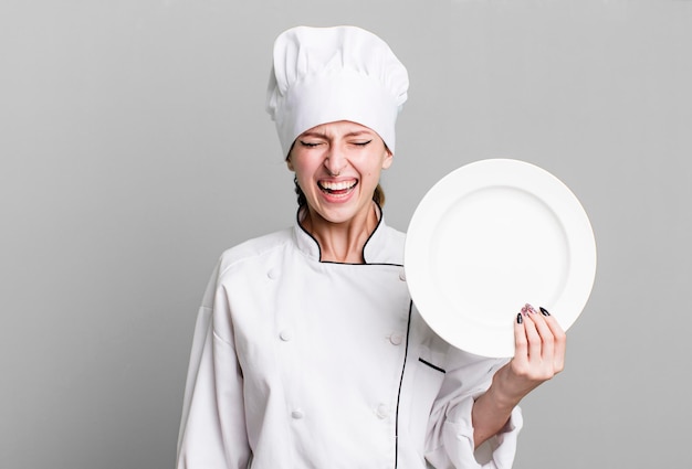 Uśmiechnięty kucharz trzymający talerz